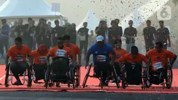 Disabilitas pengguna kursi roda mengikuti kegiatan lomba lari bertajuk Lo Gue Run (LGR) 2020 di Kompleks Monas, Jakarta Pusat, Minggu (26/1/2020). Kodam Jayakarta menggelar lomba lari 'Loe Gue Run' yang merupakan puncak perayaan HUT ke-70 Kodam Jaya. (Liputan6.com/Johan Tallo)