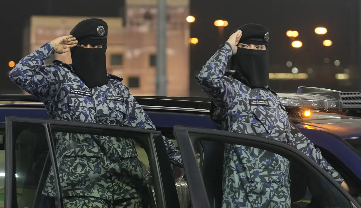 Pasukan perempuan Arab Saudi untuk Haji dan Umrah melakukan parade militer dalam persiapan ibadah haji tahunan di kota suci Mekkah, Senin (10/6/2024). (AP Photo/Rafiq Maqbool)