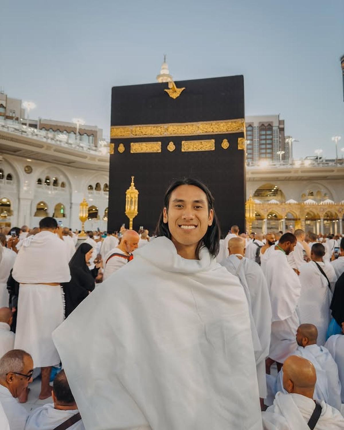 Dikira Non-Muslim, 7 Potret Sean Gelael Jalankan Ibadah Umrah Bersama Keluarga - Tampil dengan Rambut Gondrong