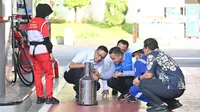 Direktur Utama Pertamina Simon Aloysius Mantiri sidak ke sejumlah SPBU di Jakarta untuk melihat kualitas BBM produk Pertamina. (Dok Pertamina)