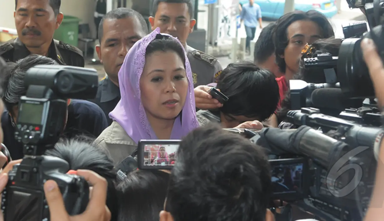 Yenny Wahid memberikan keterangan kepada wartawan di depan Gedung Komisi Pemberantasan Korupsi, Jakarta, Kamis (12/2/2015). Yenny Wahid menyampaikan titipan dukungan warga pesantren di jawa barat. (Liputan6.com/Herman Zakharia)