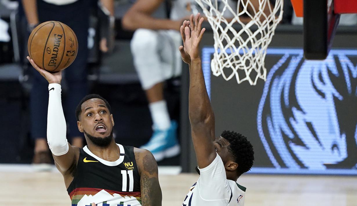 Pemain Denver Nuggets, Monte Morris, berusaha mencetak poin saat melawan Utah Jazz pada ronde pertama playoff NBA musim 2020 di The Field House, Florida, Selasa (18/8/2020). Denver Nuggets menang 135-125 atas Utah Jazz. (AFP/Ashley Landis/Pool/Getty Images)