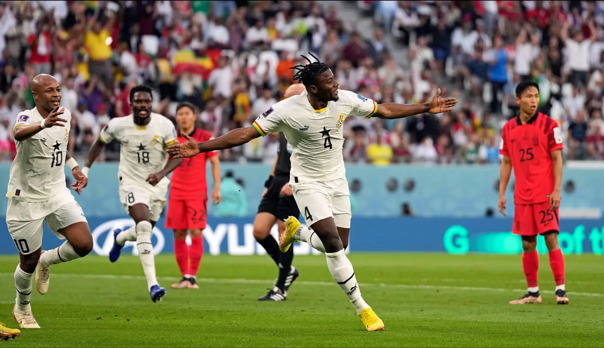 Pemain Ghana Mohammed Salisu melakukan selebrasi usai mencetak gol ke gawang Korea Selatan pada pertandingan sepak bola Grup H Piala Dunia 2022 di Stadion Education City, Al Rayyan, Qatar, 28 November 2022. Ghana mengalahkan Korea Selatan dengan skor 3-2. (AP Photo/Lee Jin-man)