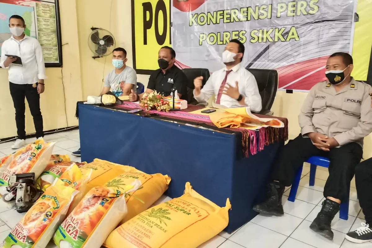 Konferensi Pers tim Polda NTT, didamping Kasat Reskrim dan Kasubag Humas Polres Sikka, terkait temuan barang yang tidak bermerek. (Liputan6.com/Dionisius Wilibardus)