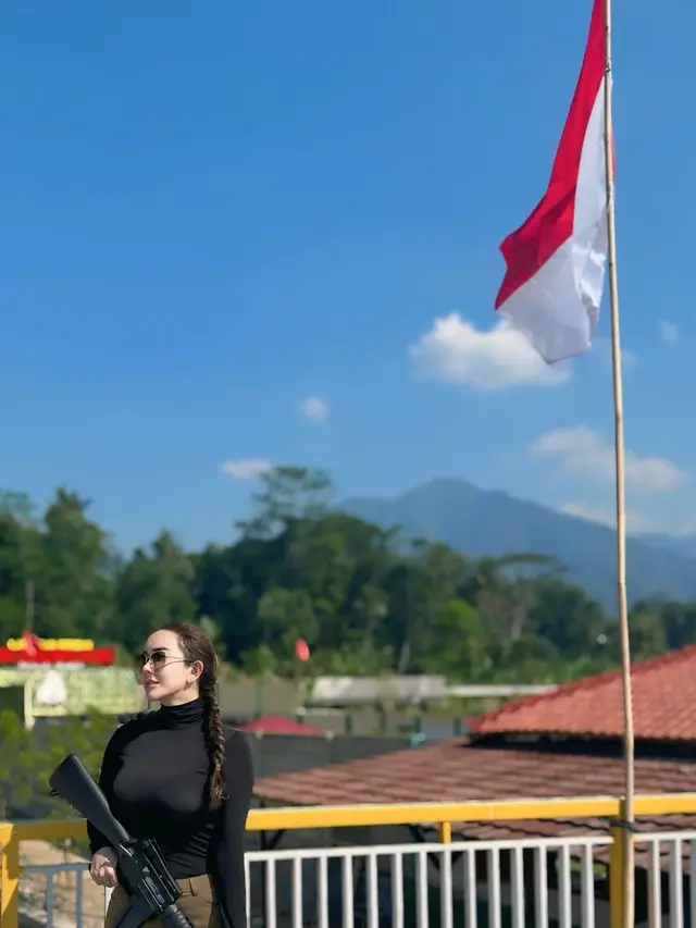 Tampil Keren, Ini 6 Potret Aura Kasih Latihan Menembak yang Curi Perhatian