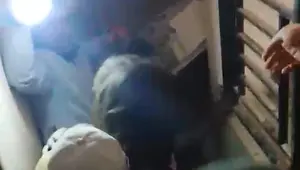 Detik-detik Warga Evakuasi Anak dari Reruntuhan Gempa di Manggarai