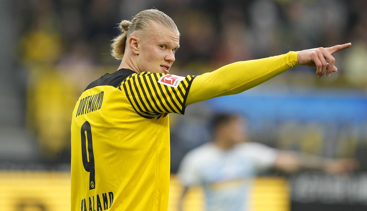 <p>Erling Haaland. Striker berusia 21 tahun yang didatangkan Borussia Dortmund dari RB Salzburg pada pertenghan musim 2019/20 ini total telah mencetak 21 gol dari 22 laga di Bundesliga musim 2021/22 ini. Ia menjadi pemain tertajam di Eropa dengan koleksi gol kandang terbanyak mencapai 17 gol. Gol kandang terakhirnya dicetak pada pekan ke-32, 30 April 2022 berupa hattrick saat Dortmund dikalahkan tamunya Vfl Bochum 3-4. (AP/Martin Meissner)</p>