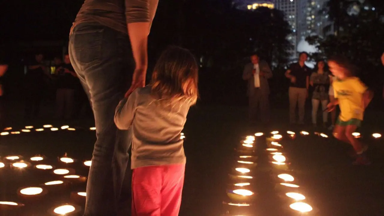 Hotel Ini Gelar Earth Hour dengan Cahaya Lilin di Batok Kelapa