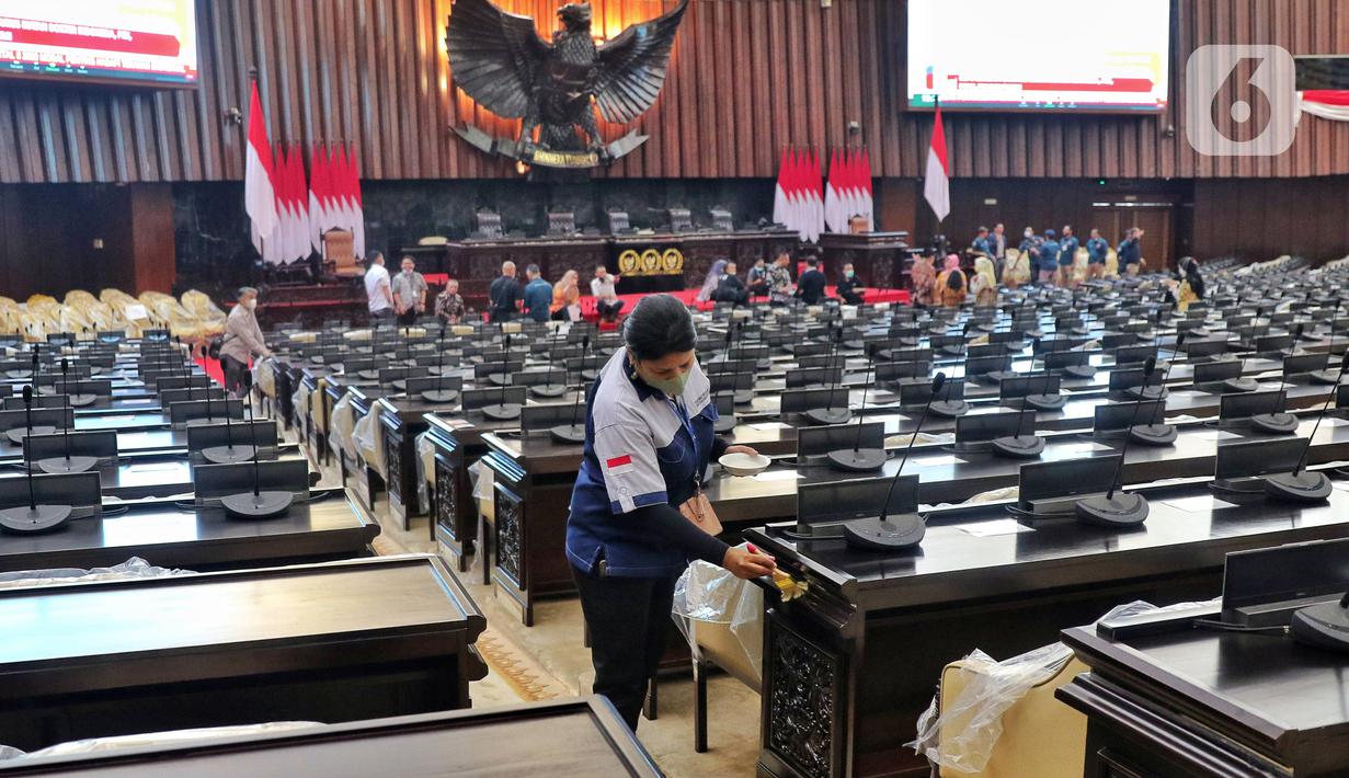 Petugas mempersiapkan Gedung Nusantara jelang sidang tahunan MPR, sidang bersama DPR-DPD, dan sidang paripurna DPR di Kompleks Parlemen, Jakarta, Kamis (11/8/2022). Presiden Joko Widodo atau Jokowi direncanakan akan hadir dan menyampaikan pidato dalam ketiga sidang tersebut. (Liputan6.com/Angga Yuniar)