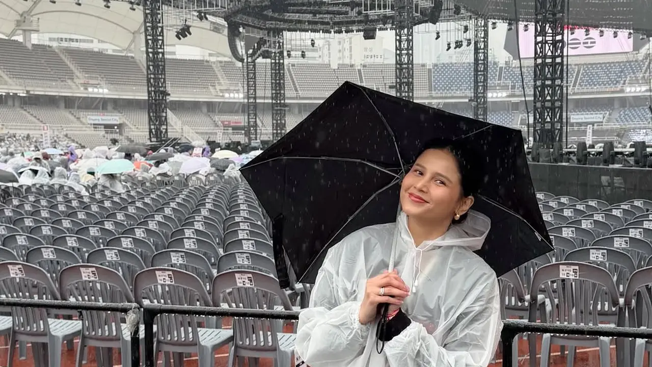 Hujan Deras Tak Halangi Yunita Siregar Nonton Konser BTS di Korea, Intip Gayanya Simpel tapi Tetap Chic