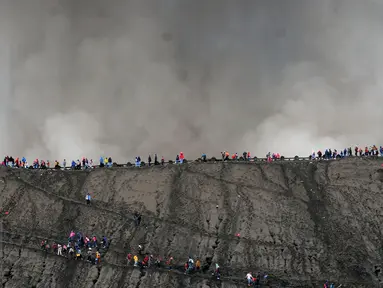 Ribuan wisatawan nekat menikmati erupsi di puncak Gunung Bromo, Taman Nasional Bromo Tengger Semeru, Jawa Timur, Kamis (21/7). Meski berstatus waspada, intensitas kunjungan ke Gunung Bromo justru meningkat. (Liputan6.com/Helmi Fithriansyah) 