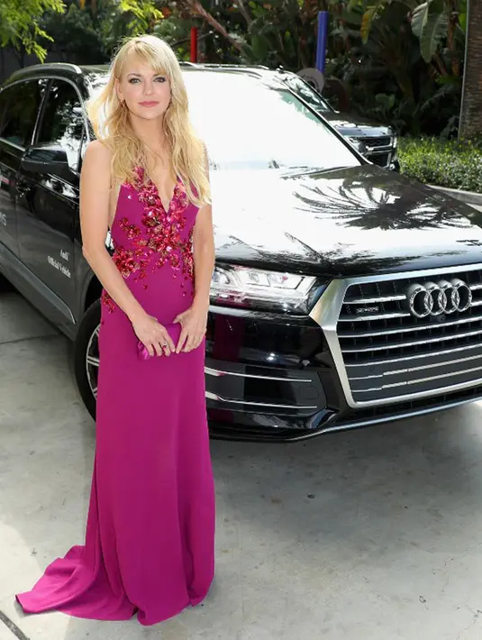 Sejak perceraiannya dengan Chris Pratt, Emmy Awards 2017 ini merupakan penampilan pertama Anna di karpet merah. Ia begitu cantik dengan halter dress Marc Jacobs berwarna ungu, dan sepatunya yang serasi. (AFP/Joe Scarnici)
