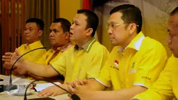 Fungsionaris GMPG, Andi Sinulingga (tengah) memberi keterangan di Jakarta, Jumat (29/1/2016). GMPG berpendapat keputusan Menkumham adalah solusi terbaik untuk mempercepat dan mengakhiri konflik internal Partai Golkar. (Liputan6.com/Helmi Fithriansyah)