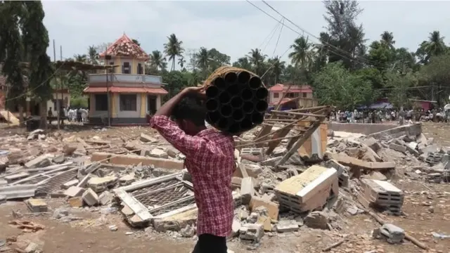 Terjadi kebakaran di Kuil Puttingal di Paravur, Kollam, Kerala, India pada 10 April 2016. (AP)