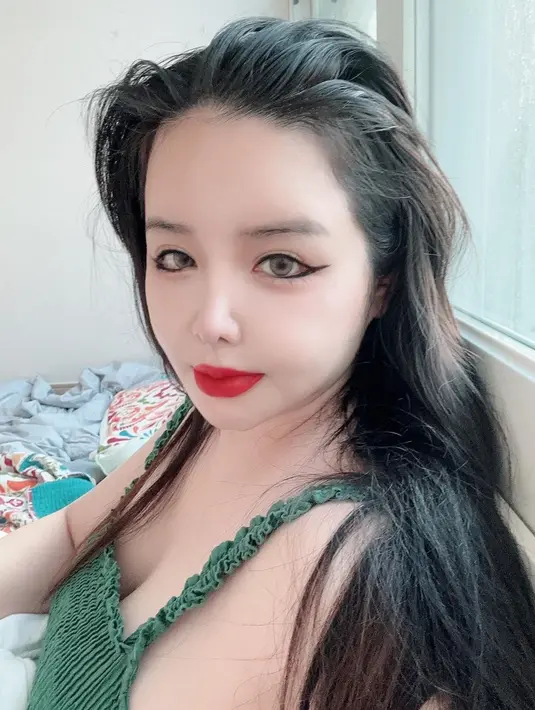Beberapa netizen kesulitan mengenali penyanyi tersebut, mungkin karena gaya riasannya yang berbeda. "Saya tidak mengenalinya sama sekali," kata warganet dikutip dari Allkpop. "Dia banyak mengubah gaya makeupnya," tambah yang lain. (Foto: Instagram/ newharoobompark)