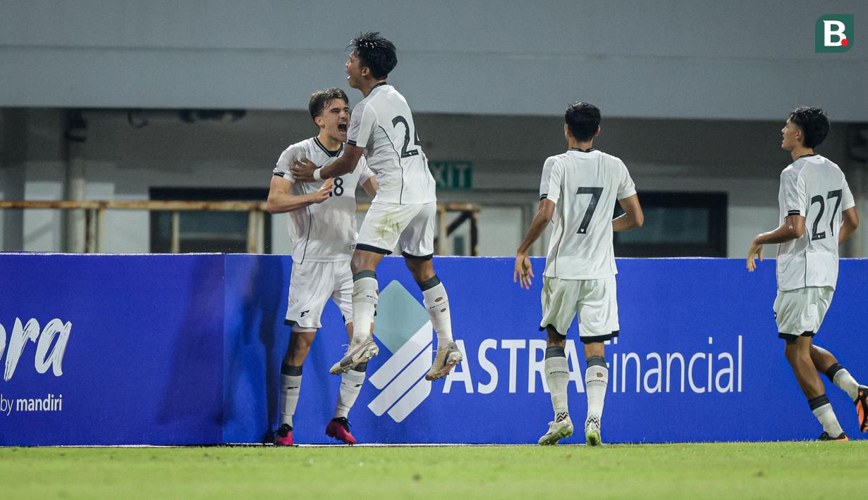 <p>Seleberasi Mauro Zijlstra usai berhasil mencetak gol pertama Timnas Indonesia U-22 pada laga ujicoba melawan Mali U-22 yang digelar di Stadion Pakansari, Kabupaten Bogor, Selasa (18/11/2025) pukul 20.00 WIB. (Bola.com/Bagaskara Lazuardi)</p>