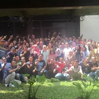 Tim Falcon Pictures menggelar syukuran kesuksesan Warkop DKI Reborn. (Falcon Pictures)