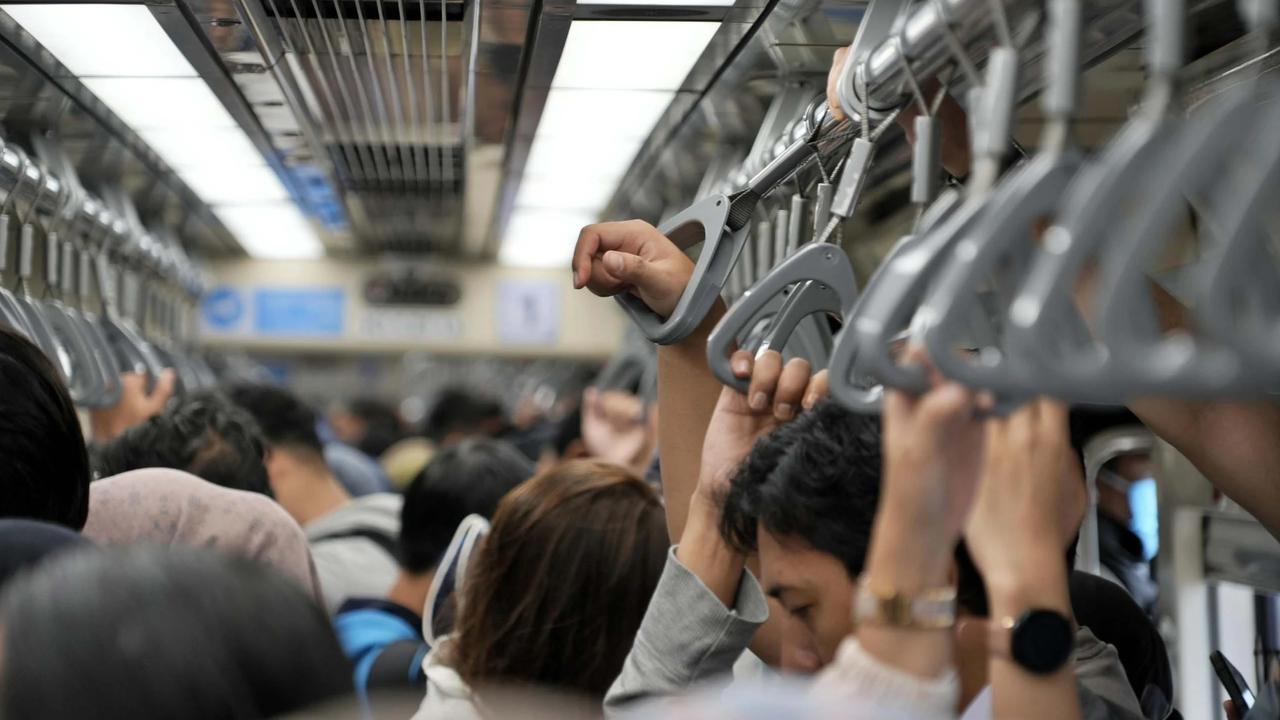 FOTO: LRT Jabodebek Tambah Frekuensi Perjalanan Pagi Mulai 15 Juni