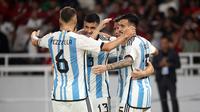 Selebrasi pemain Timnas Argentina, Christian Romero (tengah)&nbsp;setelah menjebol gawang Timnas Indonesia dalam pertandingan FIFA Matchday 2023 di Stadion Utama Gelora Bung Karno, Jakarta, Senin (19/6/2023). (Bola.com/Bagaskara Lazuardi)