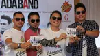 ADA Band memperlihatkan album terbaru mereka di kawasan Cikini, Jakarta, Rabu (23/3). Album ke 13 Ada Band diberi judul "Chemistry" yang merangkum 10 singel terbaru. (Liputan6.com/Herman Zakharia)