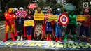 Sejumlah massa berpose mengenakan baju superhero melakukan aksi sebelum berjalan dari Patung Kuda menuju gedung Mahkamah Konstitusi (MK), Jakarta Pusat, Selasa (18/6/2019). Dalam aksinya mereka menyerukan perdamaian. (Liputan6.com/Johan Tallo)