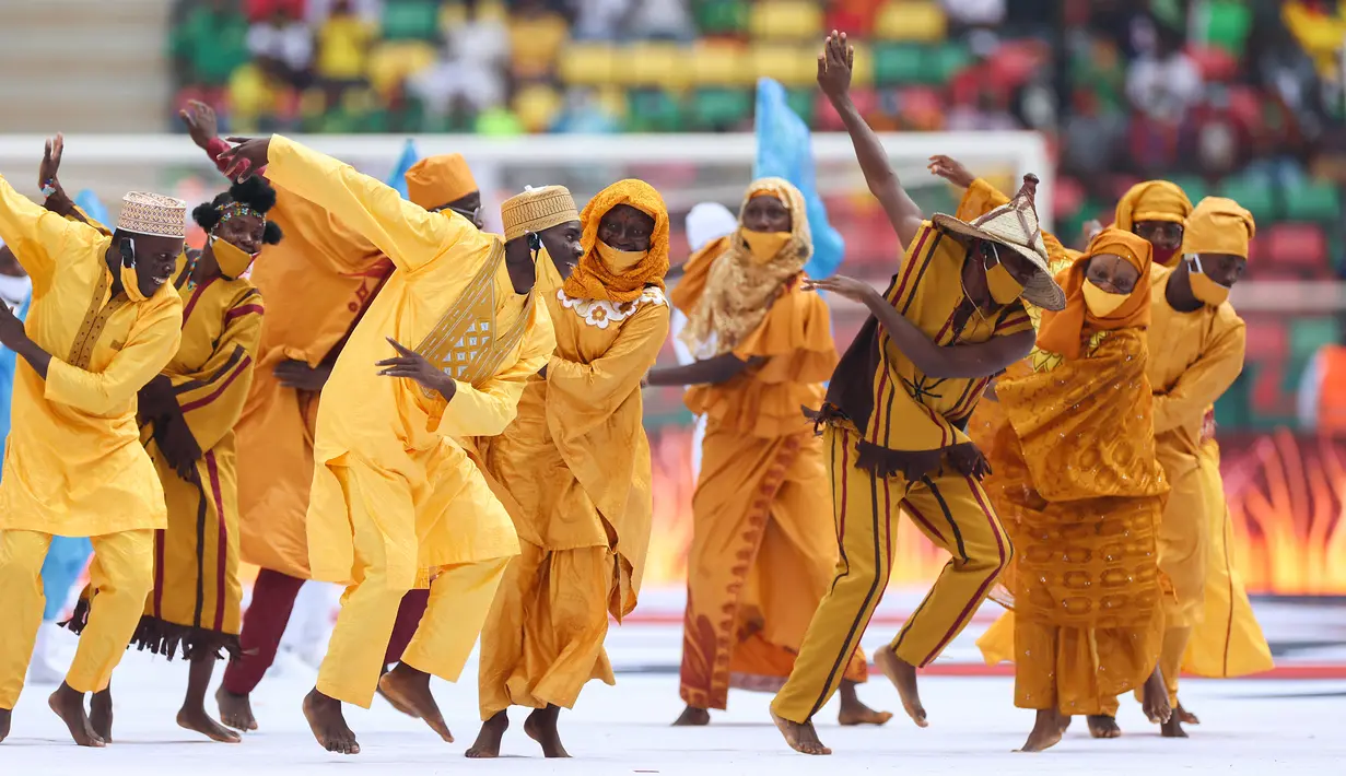 Para penari tampil dalam upacara pembukaan turnamen sepak bola Piala Afrika (CAN) 2021 di Stade d'Olembé di Yaounde (9/1/2022). Kamerun untuk kali kedua menjadi tuan rumah Piala Afrika setelah pada 1972. (AFP/Kenzo Tribouillard)