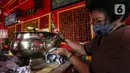 Warga membersihkan benda di Vihara Amurva Bhumi, Jakarta, Selasa (25/1/2022). Kegiatan bersih-bersih tersebut dilakukan dalam rangka menyambut perayaan Imlek 2573 Kongzili pada 1 Februari 2022 mendatang. (Liputan6.com/Johan Tallo)