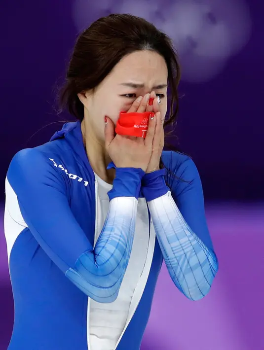 Skater Lee Sang Hwa dari Korsel menangis setelah kalah pada cabang skating speed 500 meter putri di Olimpiade Musim Dingin Pyeongchang 2018, Minggu (18/2). Sang-hwa merupakan juara bertahan dua kali Olimpiade dan pemegang rekor dunia (AP/Petr David Josek)