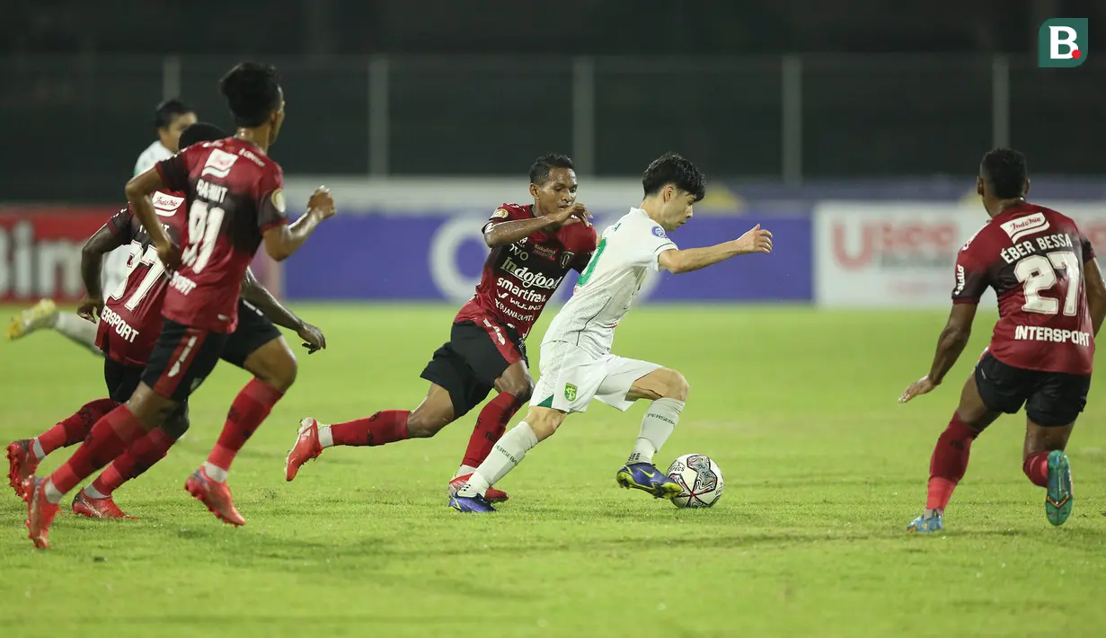 Taisei Marukawa juga dianugerahi kemampuan yang mumpuni dalam menguasai bola. Ia menjadi pemain yang sulit dihentikan saat mendribel bola dan kerap mendapat pengawalan ketat, bahkan amat sering dijatuhkan lawan untuk menghentikan aksinya. (Bola.com/M Iqbal Ichsan)