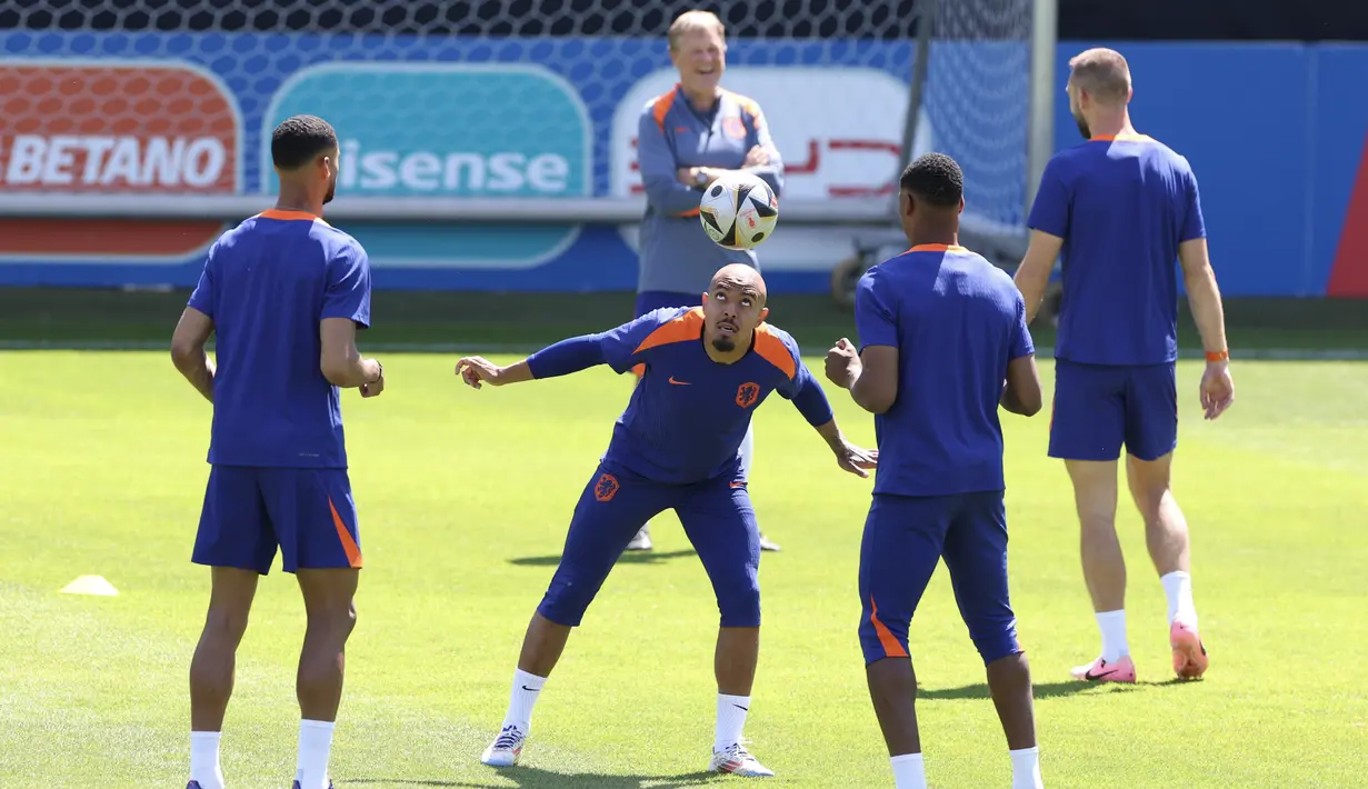 Pelatih Ronald Koeman menyatakan, timnya akan mempersiapkan diri secara matang. (Ronny HARTMANN / AFP)