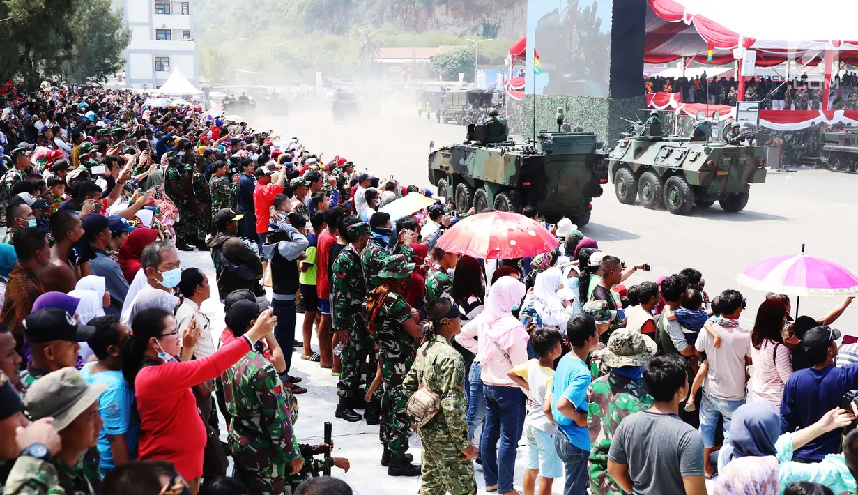 Masyarakat melihat antraksi kekuatan militer TNI saat geladi resik HUT TNI ke-72 di Cilegon, Banten, Selasa (3/10). Geladi resik tersebut untuk memperingati HUT TNI ke-72 yang dilaksanakan tanggal 5 Oktober. (Liputan6.com/Angga Yuniar)