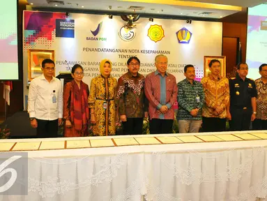 Enggartiasto Lukita berfoto bersama usai penandatangan nota kesepahaman di Jakarta, Selasa (20/12). Sebanyak lima Kementerian/Lembaga bersinergi meningkatkan koordinasi dan efektivitas pengawasan perlindungan terhadap konsumen. (Liputan6.com/Angga Yuniar)