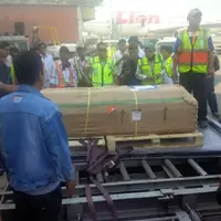 Jenazah Olga Syahputra tiba di Bandara Soekarno Hatta Jakarta dengan pesawat Singapore Airline Sabtu (28/3/2015) pagi ini. (Foto:Fathan Rangkuti/bintang.com)