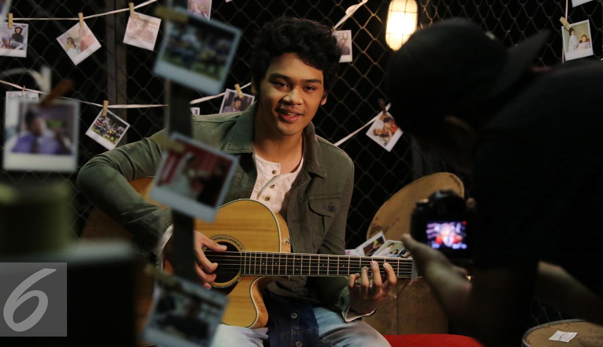Pemain Band The Overtunes Mikha saat pembuatan video klip di Jakarta, Rabu (16/12). Album The Overtunes berjudul selamanya, dijadikan official soundtrack film Ngenest Movie dengan lagu Mungkin dan Ku Ingin Kau Tahu. (Liputan6.com/Herman Zakharia)