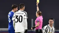 Illya Zabarnyi dari Dynamo Kiev mendapat kartu kuning dari wasit Stephanie Frappart pada pertandingan sepak bola grup G Liga Champions antara Juventus dan Dinamo Kiev di Allianz Stadium di Turin, Italia, Rabu, 2 Desember 2020. (Marco Alpozzi / LaPresse vi