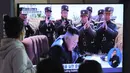 Warga menonton layar televisi yang memperlihatkan Pemimpin Korea Utara Kim Jong-un saat program berita di Stasiun Kereta Api Seoul, Seoul, Korea Selatan, Sabtu (21/3/2020). Rudal tersebut diduga ditembakkan ke laut lepas pantai timur semenanjung Korea. (AP Photo/Ahn Young-joon)