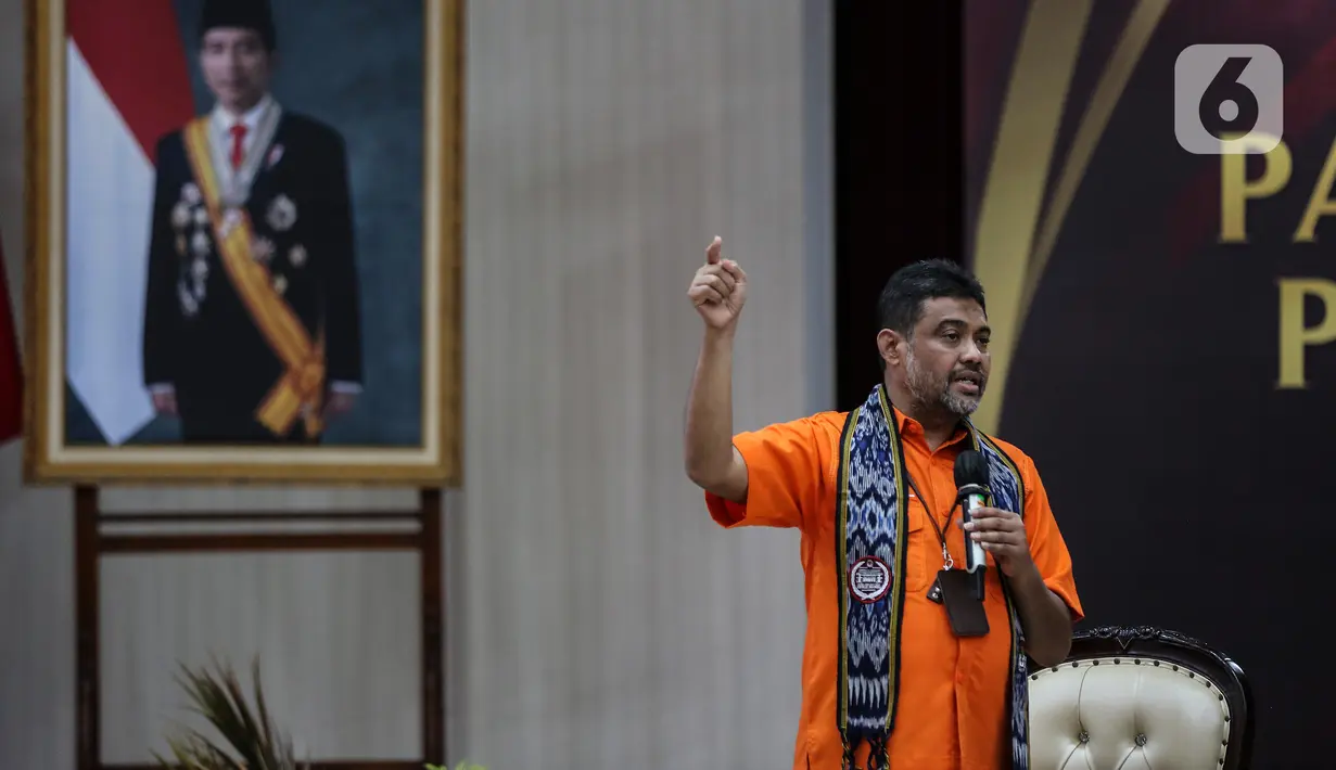 Ketua Umum Partai Buruh Said Iqbal menyampaikan keterangan saat pendaftaran partai politik calon peserta Pemilu 2024 di Kantor KPU, Jakarta, Jumat (12/8/2022). Partai Buruh mendaftarkan diri sebagai partai ke-25 calon peserta Pemilu 2024. (Liputan6.com/Johan Tallo)