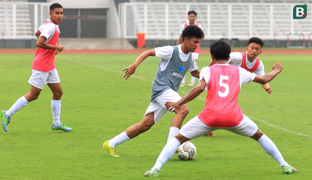 Para peserta saat mengikuti seleksi pemain untuk program Garuda Select di Stadion Madya Gelora Bung Karno, Jakarta, Kamis (6/7/2023). (Bola.com/M Iqbal Ichsan)