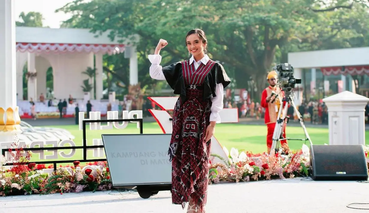Lyodra juga menjadi salah satu selebritas tanah air yang hadir di Istana Negara, turut memeriahkan Upacara HUT ke-77 RI. Ia berpose cantik mengenakan busana adat dengan kain tenun dan kemeja putih sebagai innerwearnya.