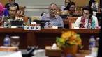 Ketua KPK, Agus Rahardjo (tengah) bersama Wakil Ketua KPK Basaria Panjaitan (kanan), dan Alexander Marwata (kiri) mengikuti rapat dengar pendapat dengan Komisi III DPR di Kompleks Parlemen, Senayan, Jakarta, Senin (12/2). (Liputan6.com/Johan Tallo)