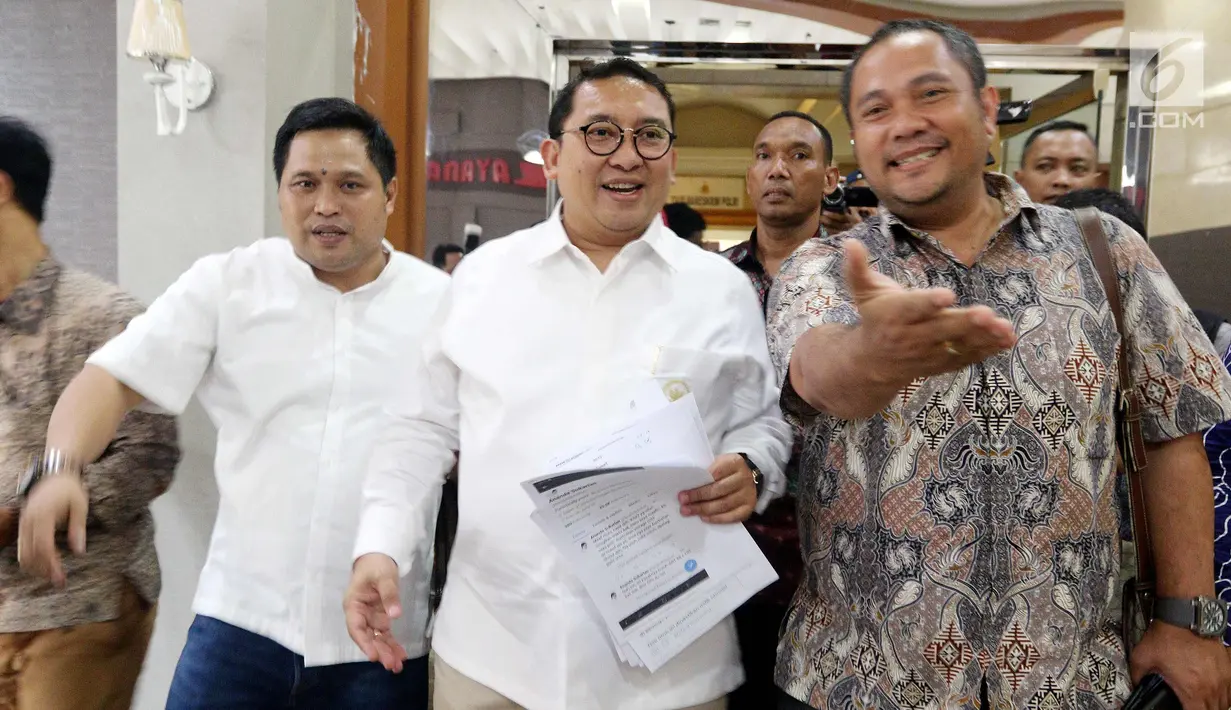 Sekjen Partai Gerindra Fadli Zon mendatangi Bareskrim Mabes Polri, Jakarta, Jumat (2/3). Fadli Zon melaporkan penyebar berita Hoax kepada Ketum Gerindra Prabowo Subianto yang dituduh berfoto bareng admin atau pengelola MCA. (Liputan6.com/Johan Tallo)