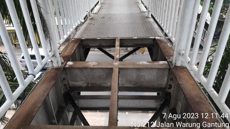 Sejumlah besi di Jembatan Penyeberangan Orang (JPO) Warung Gantung di Jalan Daan Mogot, Jakarta Barat kembali dicuri.
