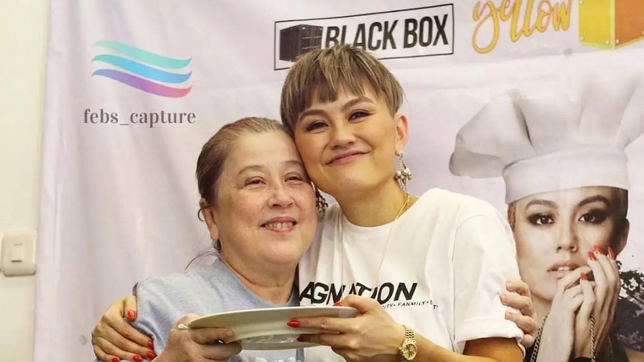 Momen kebersamaan Agnez Mo dan Jenny Siswono