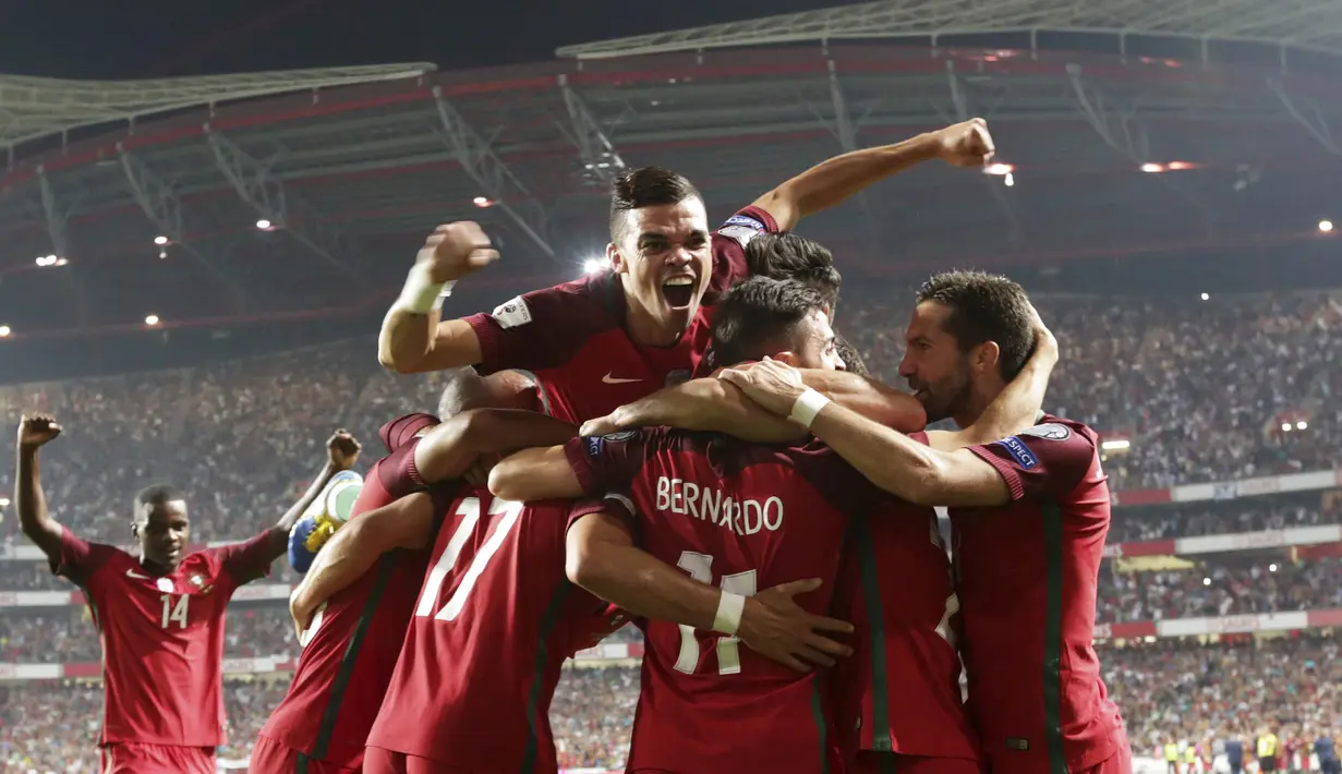 Para pemain Portugal merayakan gol yang dicetak oleh André Silva ke gawang Swiss pada laga kualifikasi Piala Dunia di Stadion Luz, Selasa (10/10/2017). Portugal menang 2-0 atas Swiss. (AP/Armando Franca)