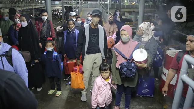 Pemudik Jalan Kaki Padati di Pelabuhan Merak