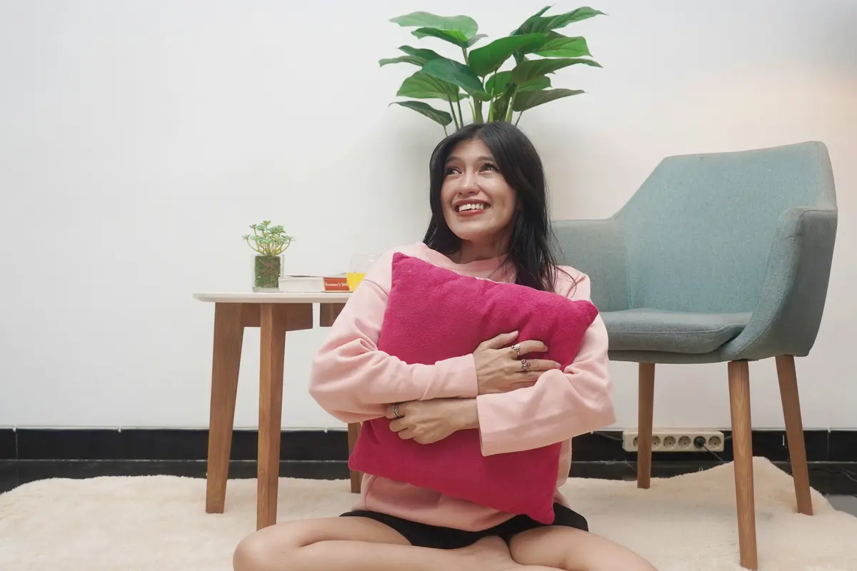 wanita november senyum ceria bahagia