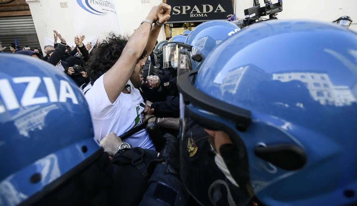 Pengunjuk rasa menghadapi polisi anti huru-hara saat aksi protes pemilik restoran dan aktivitas bisnis lainnya di luar parlemen di Piazza Montecitorio di Roma, Selasa (6/4/202). Mereka memprotes penutupan bisnis dan tindakan pembatasan untuk mengatasi lonjakan COVID-19. (Filippo MONTEFORTE/AFP)