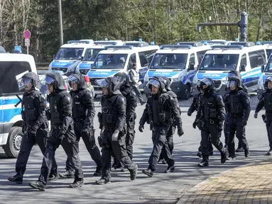 Ratusan polisi negara bagian dan polisi federal Jerman berlatih taktik dalam persiapan Euro 2024 di desa Stützerbach, di Ilmenau, Jerman, Selasa (23/4/2024). (AP Photo/Ebrahim Noroozi)