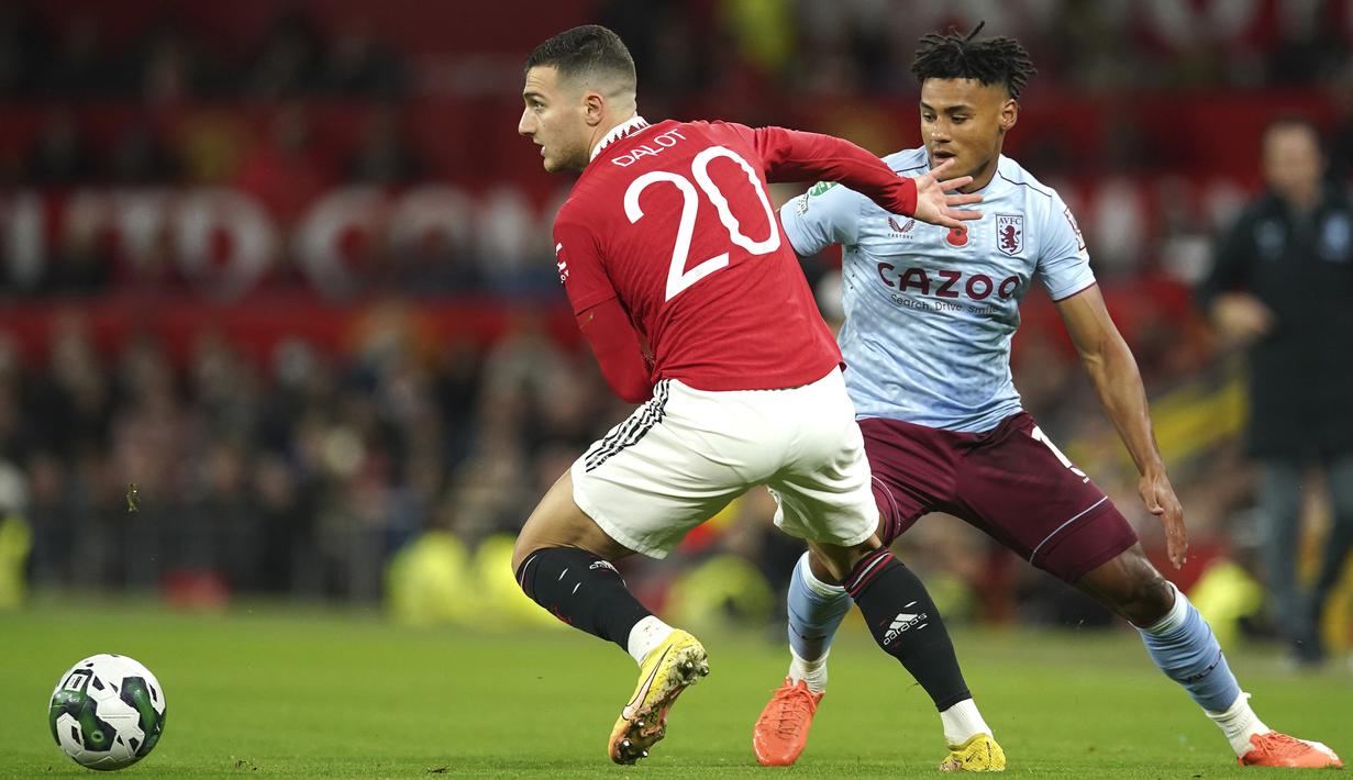 Saat fokus untuk mencari gol kedua ke gawang Aston Villa, Manchester United justru kembali tertinggal 1-2 lewat gol bunuh diri Diogo Dalot pada menit ke-61. Bek asal Portugal tersebut gagal mengantisipasi bola tembakan dari pemain Aston Villa. (AP/Dave Thompson)