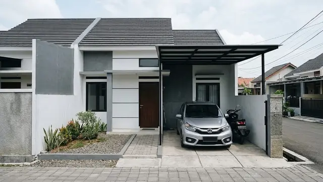Carport Memanjang dengan Motor di Sisi Mobil